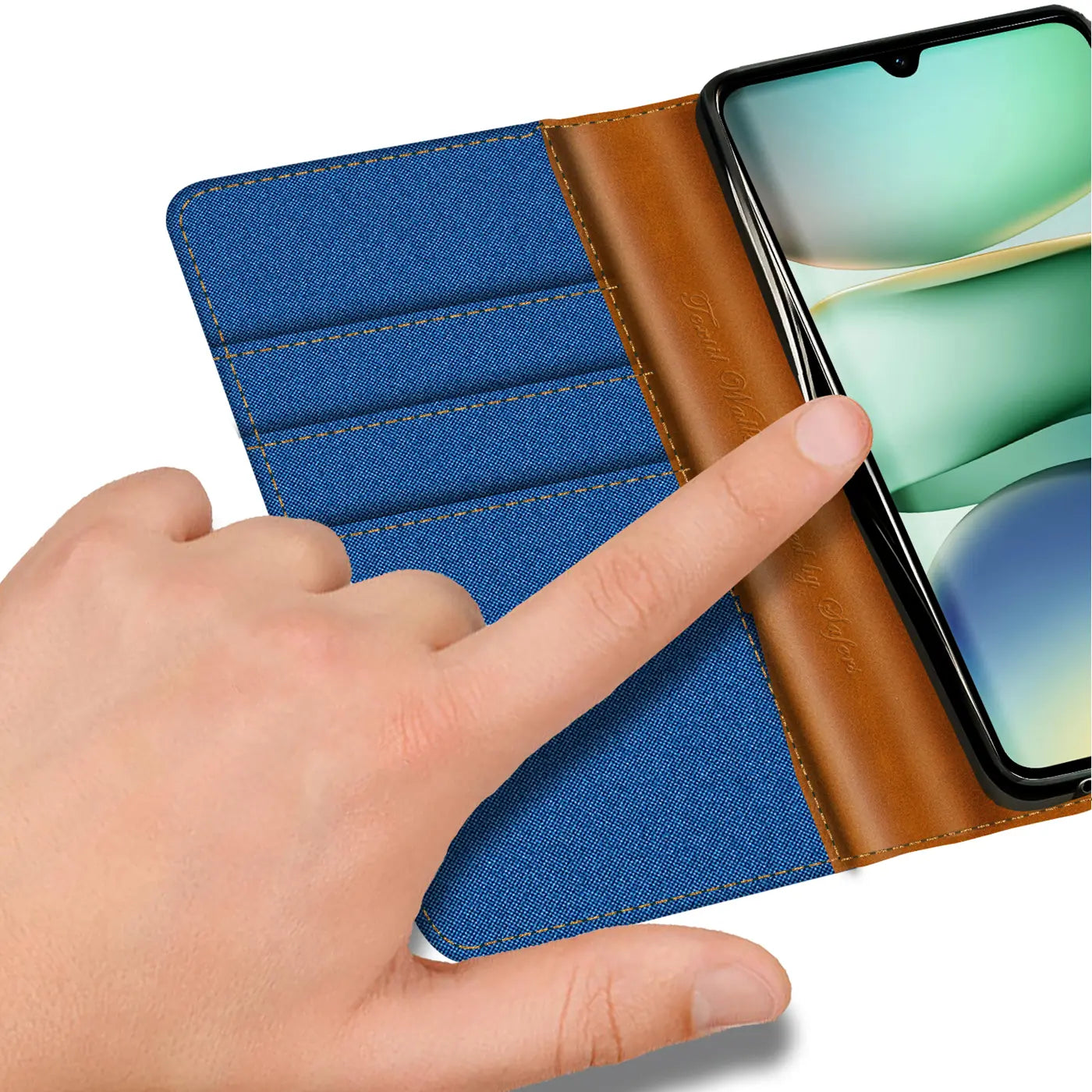 Blaue Textil-Klapphülle mit braunen Lederdetails, Kartenfächer, Finger berührt Smartphone.