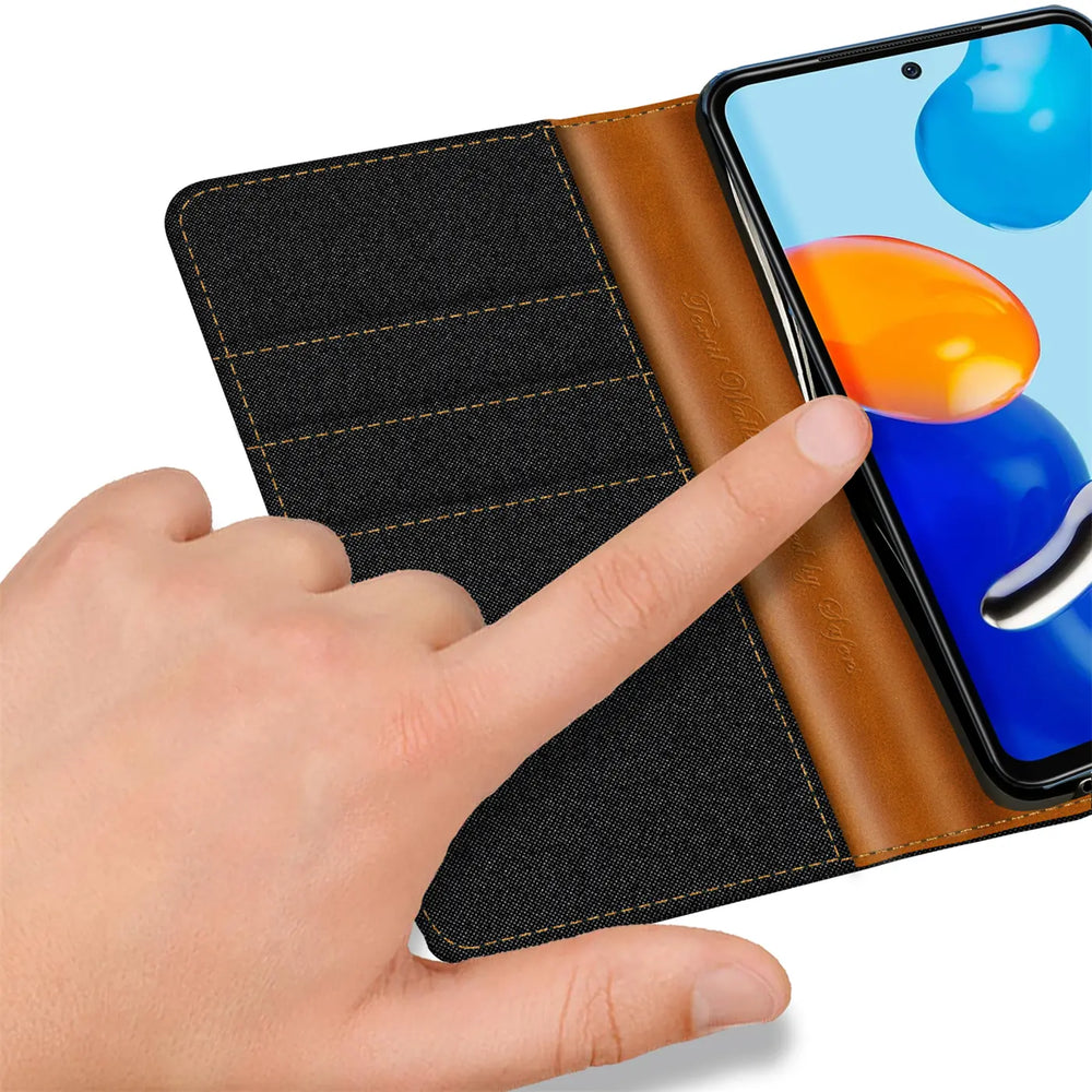 Schwarze Textil-Klapphülle mit braunem Leder, Kartenfach, Finger auf Xiaomi Redmi Note 11 Pro+ 5G