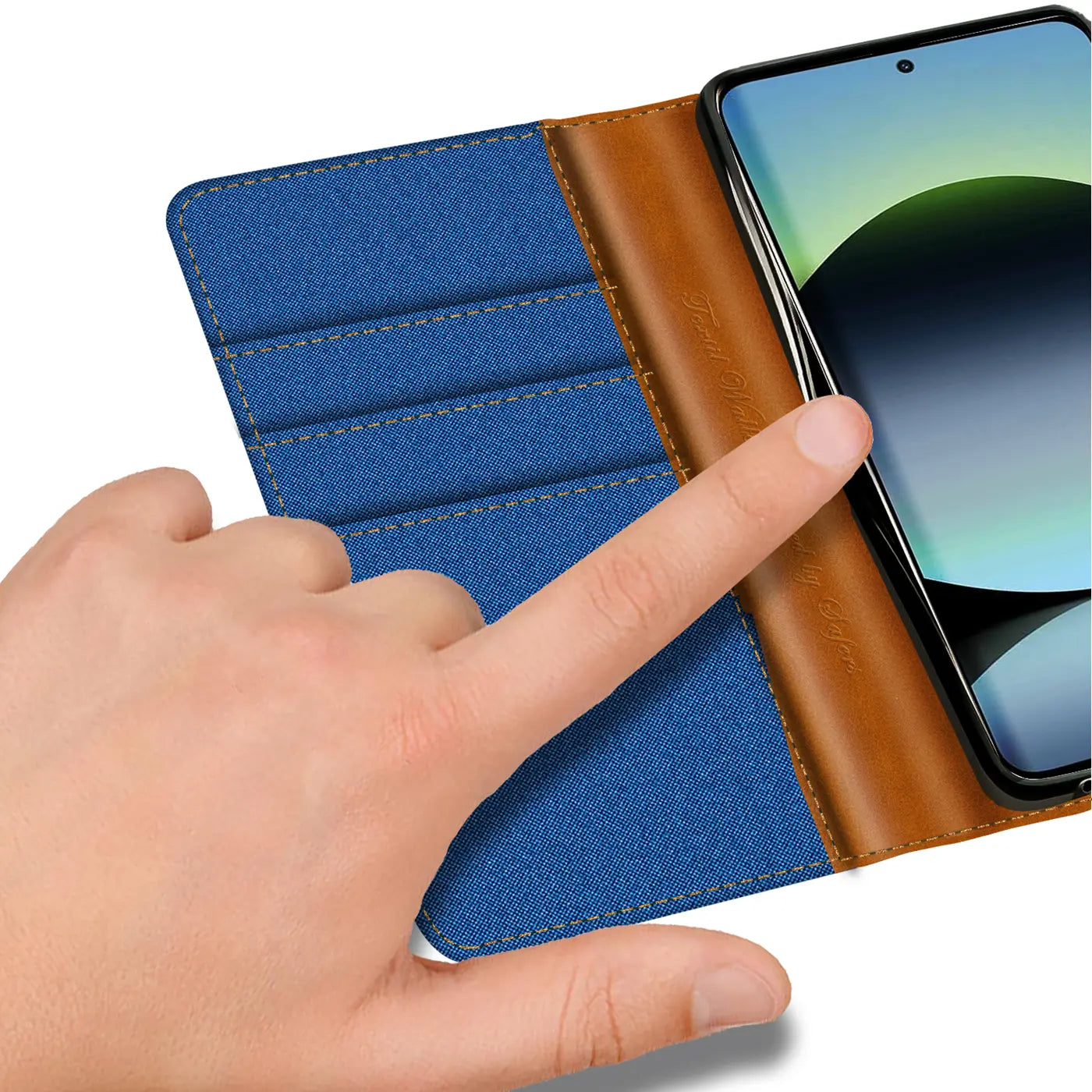 Blaue Textil-Klapphülle mit braunem Lederdetail, Kartenfächer, zeigt ein Smartphone.