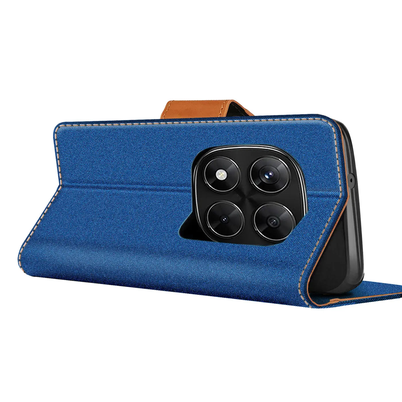 Blaue Textil-Klapphülle mit braunem Verschluss, zeigt Rückseite eines Smartphones mit vier Kameras.