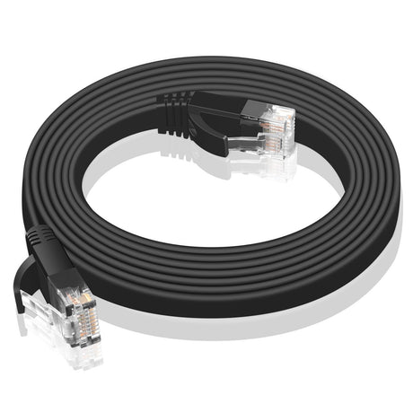 Schwarzes, rundes Netzwerkkabel Cat 6 mit RJ45-Steckern, aus der Vogelperspektive.