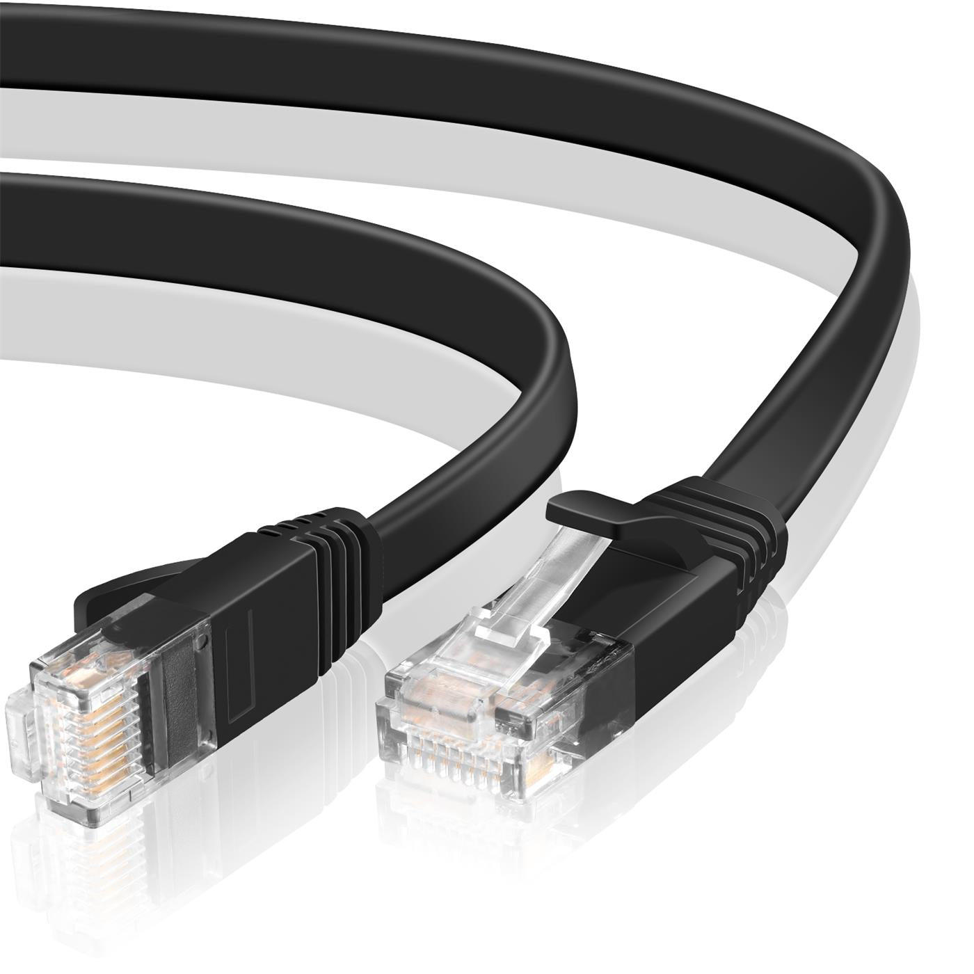 Schwarzes, rundes Netzwerkkabel Cat 6 mit zwei RJ45-Steckern, aus der Draufsicht.