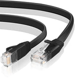 Schwarzes, rundes Netzwerkkabel Cat 6 mit zwei RJ45-Steckern, aus der Draufsicht.
