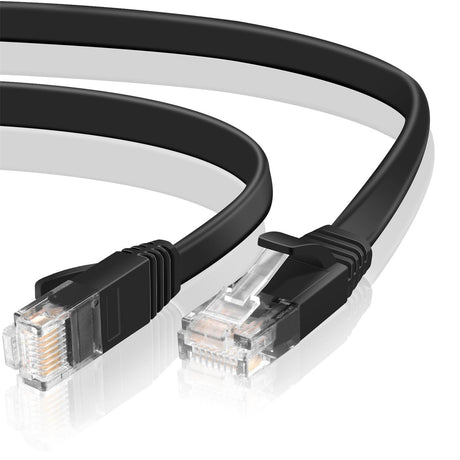 Schwarzes, rundes Netzwerkkabel Cat 6 mit zwei RJ45-Steckern, aus der Draufsicht.