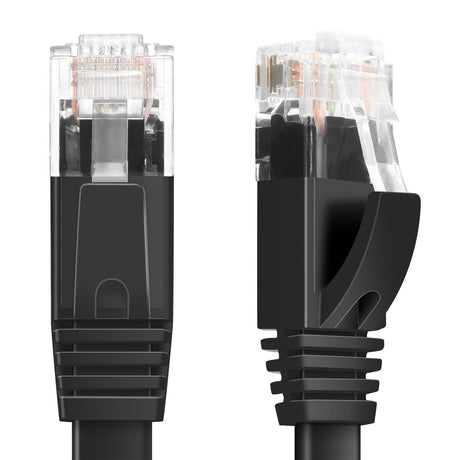 Zwei schwarze RJ45-Stecker aus Kunststoff, Nahaufnahme, von vorne und seitlich.