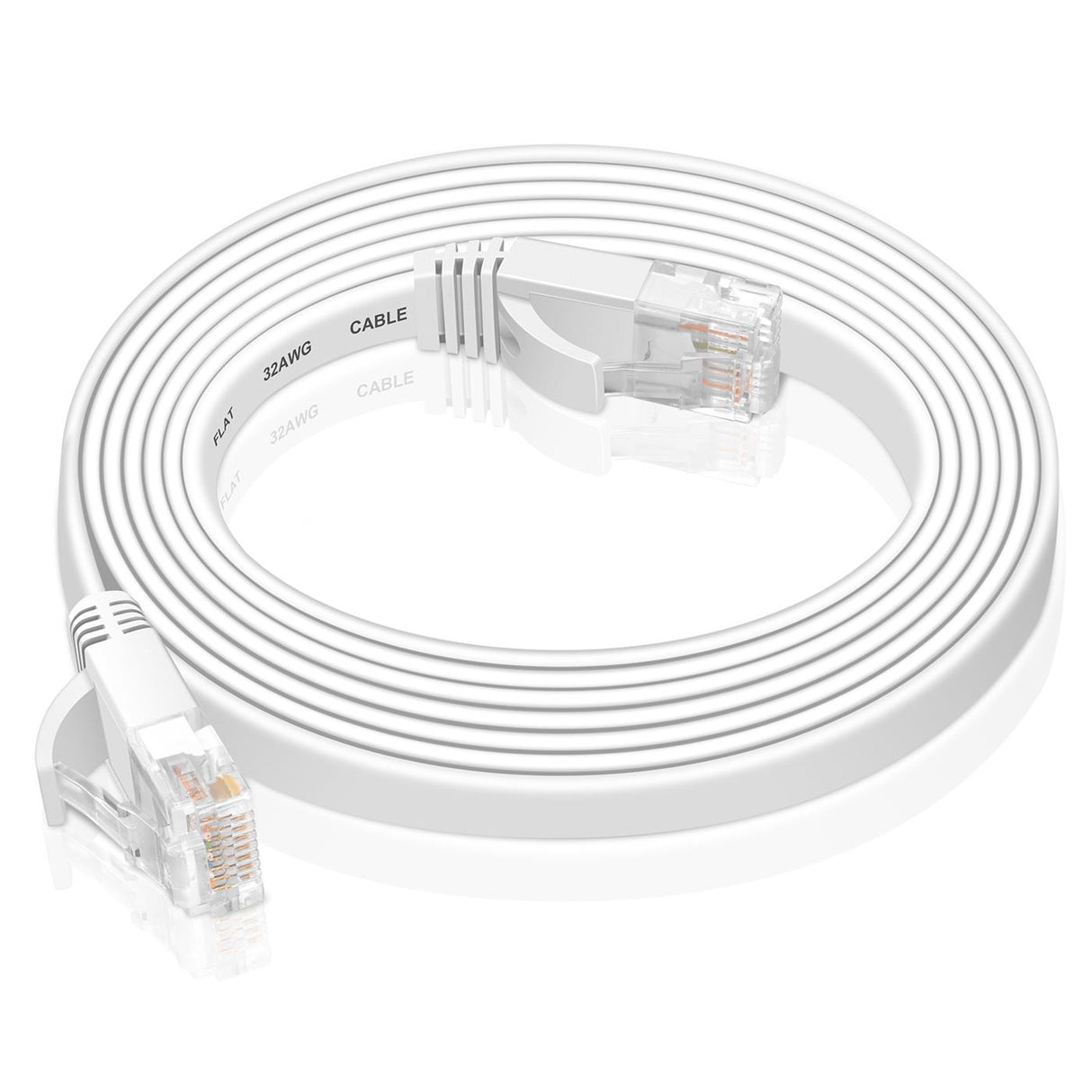 Weißes, flaches Netzwerkkabel Cat 6 mit RJ45-Steckern, aus der Vogelperspektive.