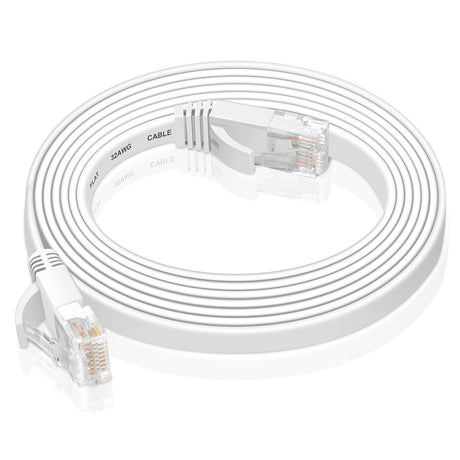 Weißes, flaches Netzwerkkabel Cat 6 mit RJ45-Steckern, aus der Vogelperspektive.