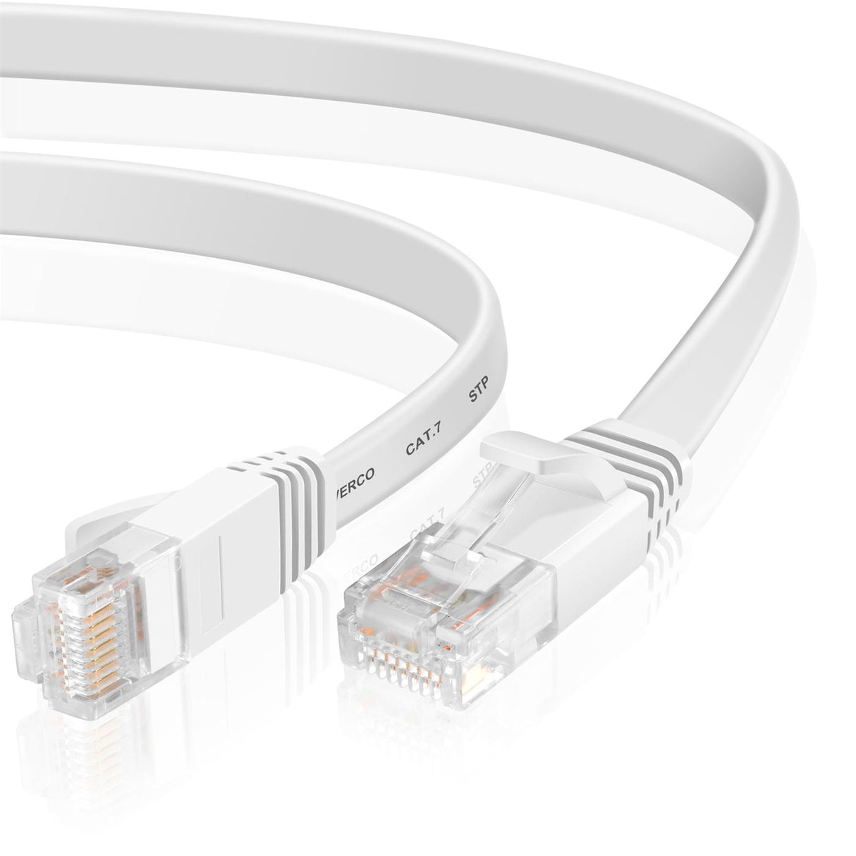 Weißes Flachkabel, Cat 7 STP, Nahaufnahme, zwei RJ45-Stecker, von vorne