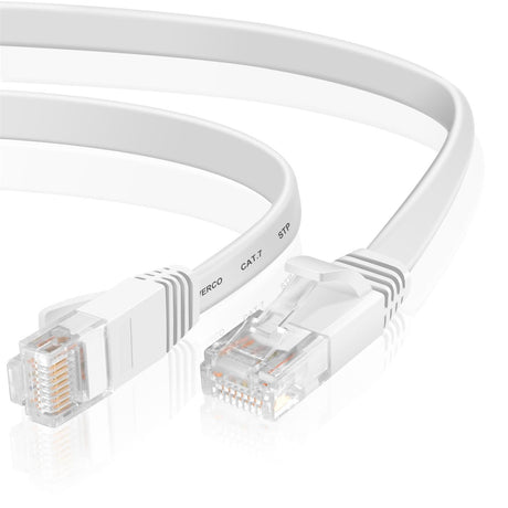 Weißes Flachkabel, Cat 7 STP, Nahaufnahme, zwei RJ45-Stecker, von vorne