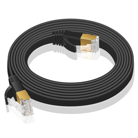 Schwarzes, flaches Netzwerkkabel Cat 6 mit goldenen RJ45-Steckern, von oben gesehen.