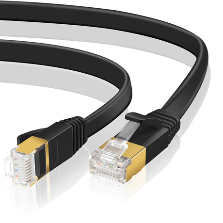 Schwarzes, flaches Netzwerkkabel Cat 6 mit goldenen RJ45-Steckern, aus der Vogelperspektive