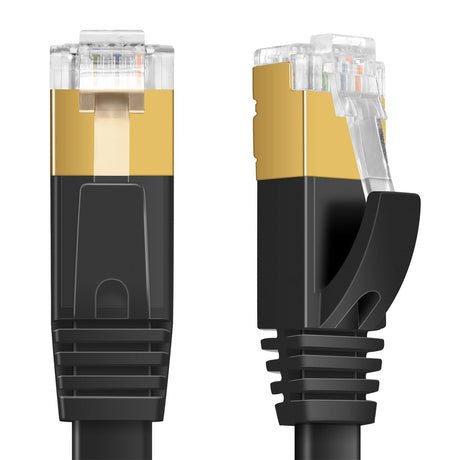 Zwei RJ45-Stecker, schwarz/gold, Nahaufnahme, von vorne und seitlich.