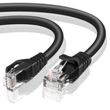 Schwarzes Cat 6 Netzwerkkabel, Rund, mit zwei RJ45-Steckern, Nahaufnahme.