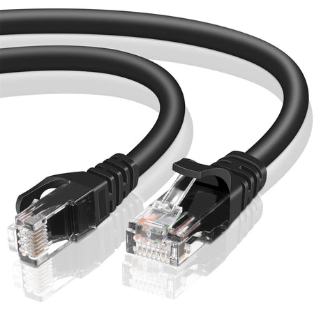 Schwarzes Cat 6 Netzwerkkabel, Rund, mit zwei RJ45-Steckern, Nahaufnahme.