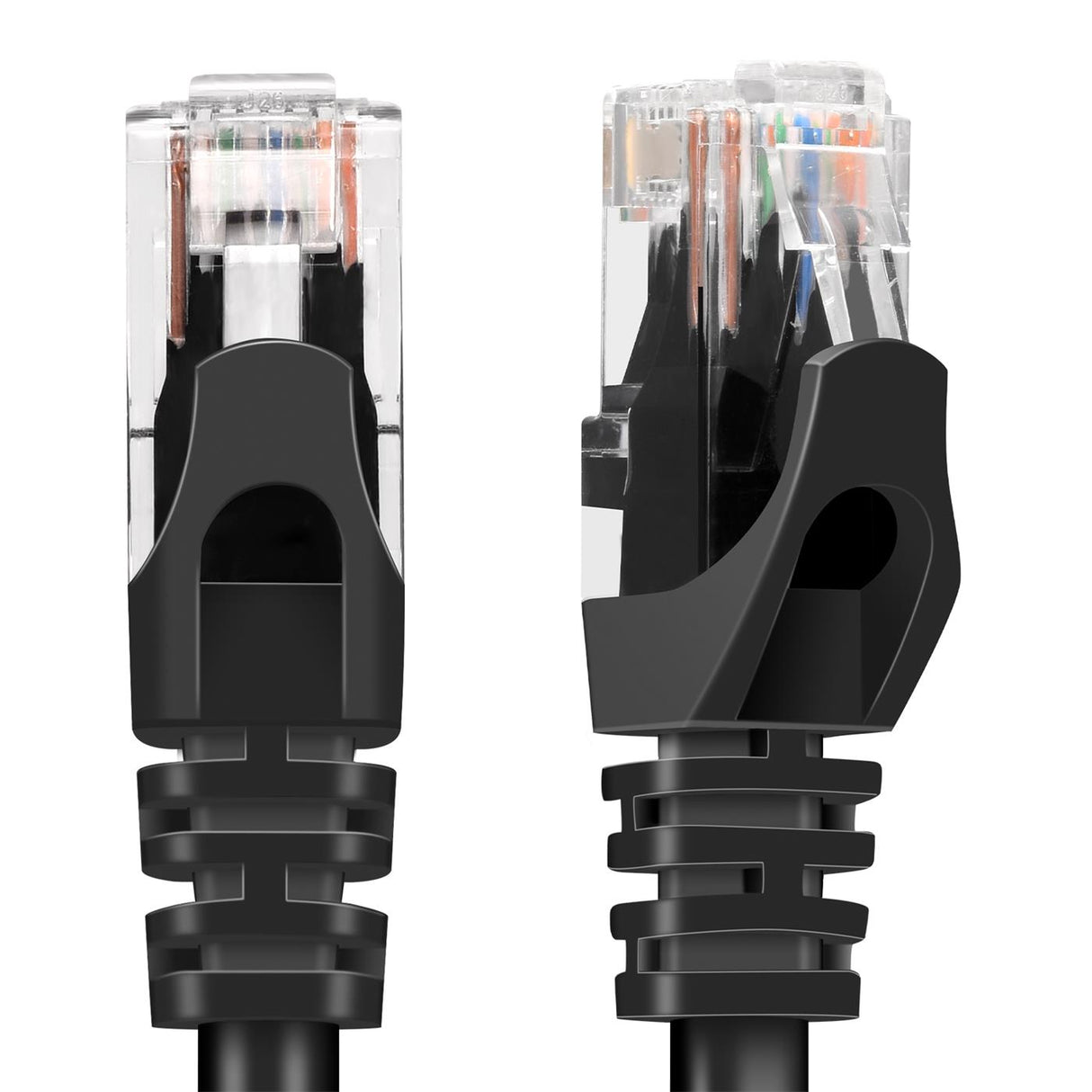 Zwei schwarze Netzwerkkabel mit RJ45-Steckern, Nahaufnahme, von vorne und leicht seitlich.