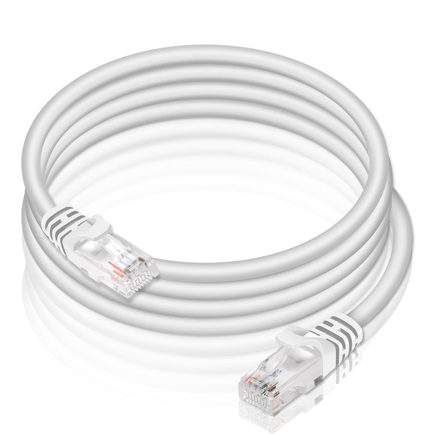 Weißes Cat 6 Netzwerkkabel, rund, mit zwei RJ45-Steckern, aus der Draufsicht.