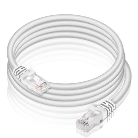 Weißes Cat 6 Netzwerkkabel, rund, mit zwei RJ45-Steckern, aus der Draufsicht.