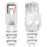 Zwei weiße Netzwerkkabel-Stecker (RJ45) aus Kunststoff, Nahaufnahme, von vorne und leicht seitlich.