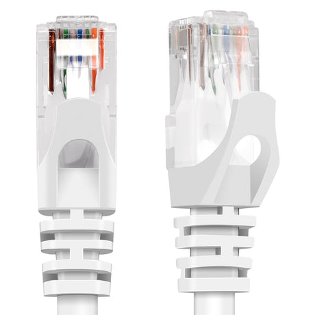 Zwei weiße Netzwerkkabel-Stecker (RJ45) aus Kunststoff, Nahaufnahme, von vorne und leicht seitlich.