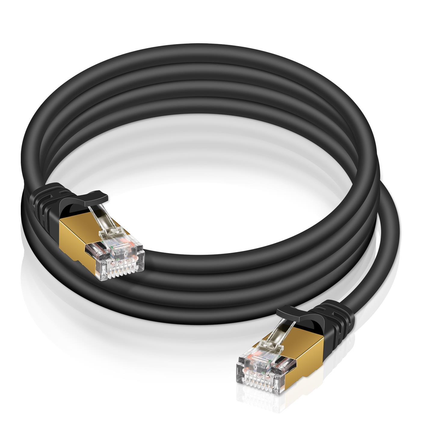 Schwarzes Netzwerkkabel Cat 6, Rund. Nahaufnahme, von vorne. Goldene Stecker.