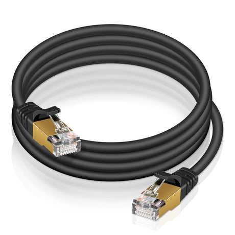Schwarzes Netzwerkkabel Cat 6, Rund. Nahaufnahme, von vorne. Goldene Stecker.