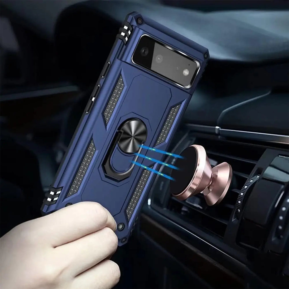 Blaues Google Pixel 6 mit Military-Hülle und Ringhalter, der magnetisch an einer Lüftungshalterung im Auto befestigt ist.