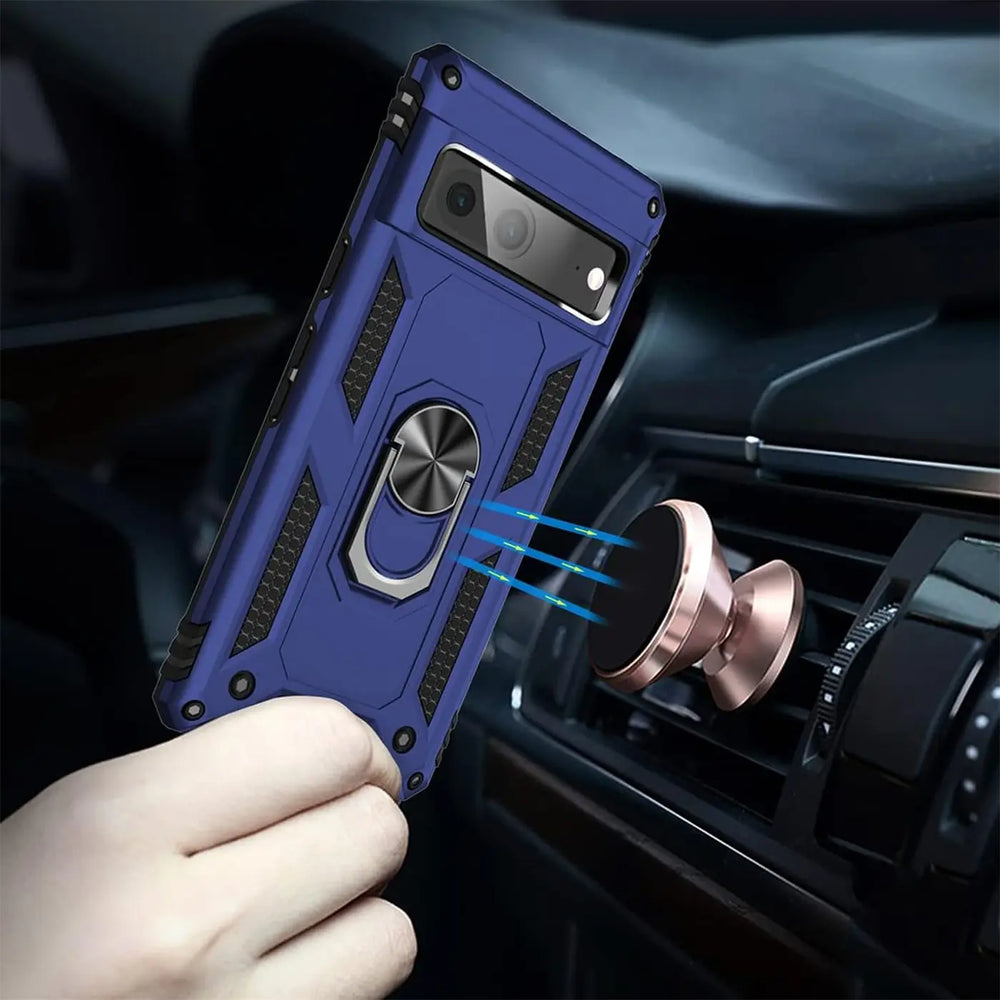 Blaues Google Pixel 7 in Military-Hülle mit Ringhalter wird an roségoldenen magnetischen Lüftungshalter im Auto gehalten.