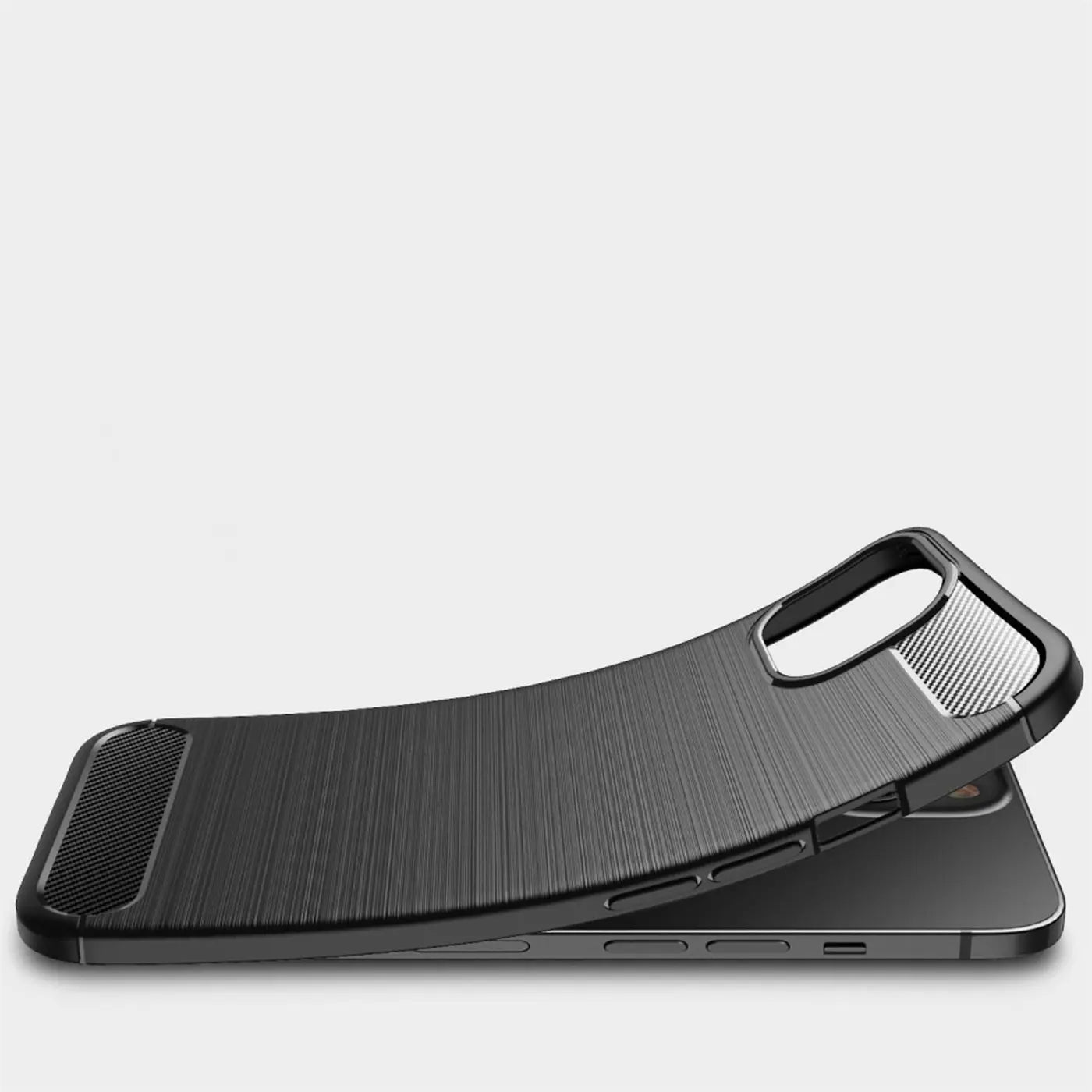 Schwarze Carbon-Hülle mit gebürsteter Textur, seitliche Ansicht, auf iPhone 13 Mini