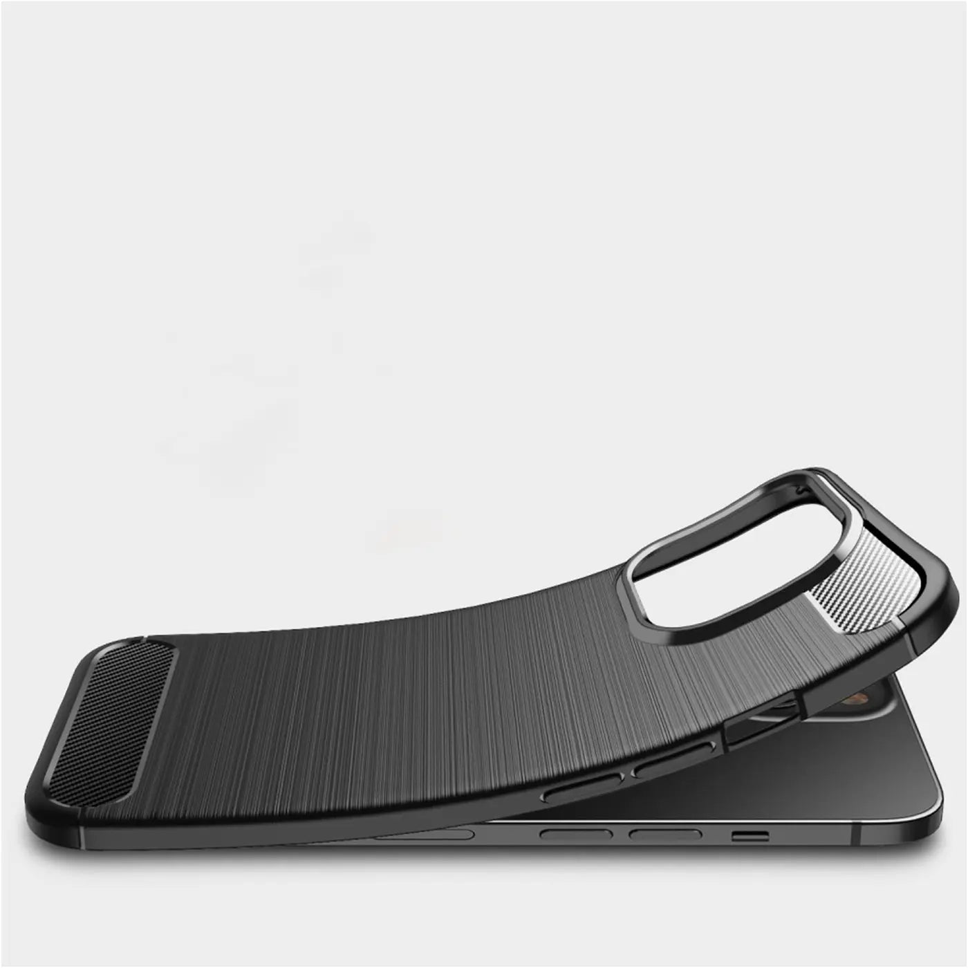 Schwarze Carbon-Hülle mit gebürsteter Textur auf einem iPhone 13 Pro Max, Seitenansicht.