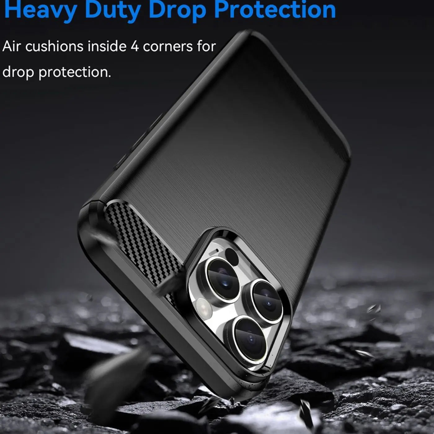 Schwarze Carbon-Hülle mit Kamera-Ausschnitt für iPhone 16 Pro, von schräg unten.