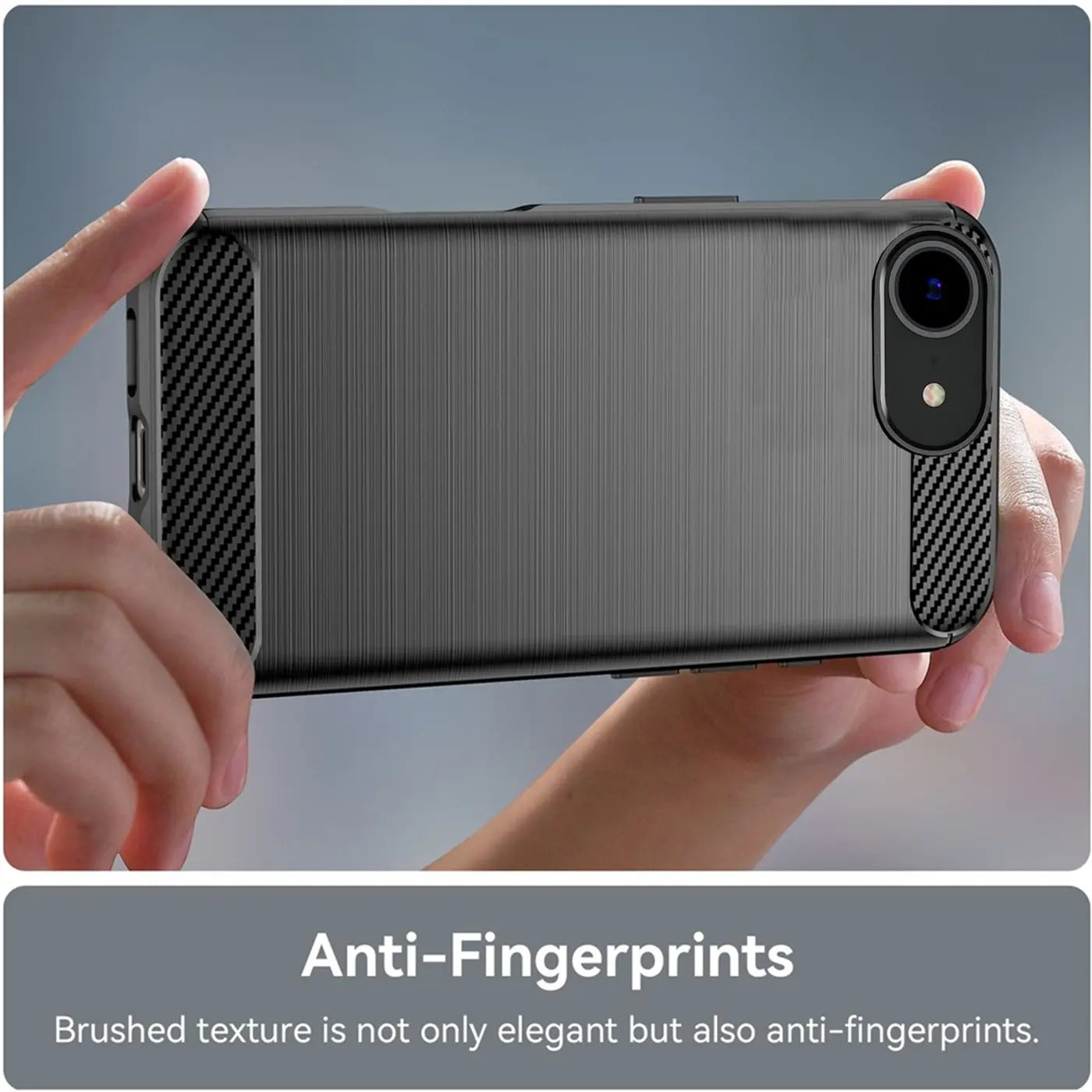 Dunkelgraue Carbon-Hülle mit gebürsteter Textur, von hinten gezeigt, hält ein Smartphone.