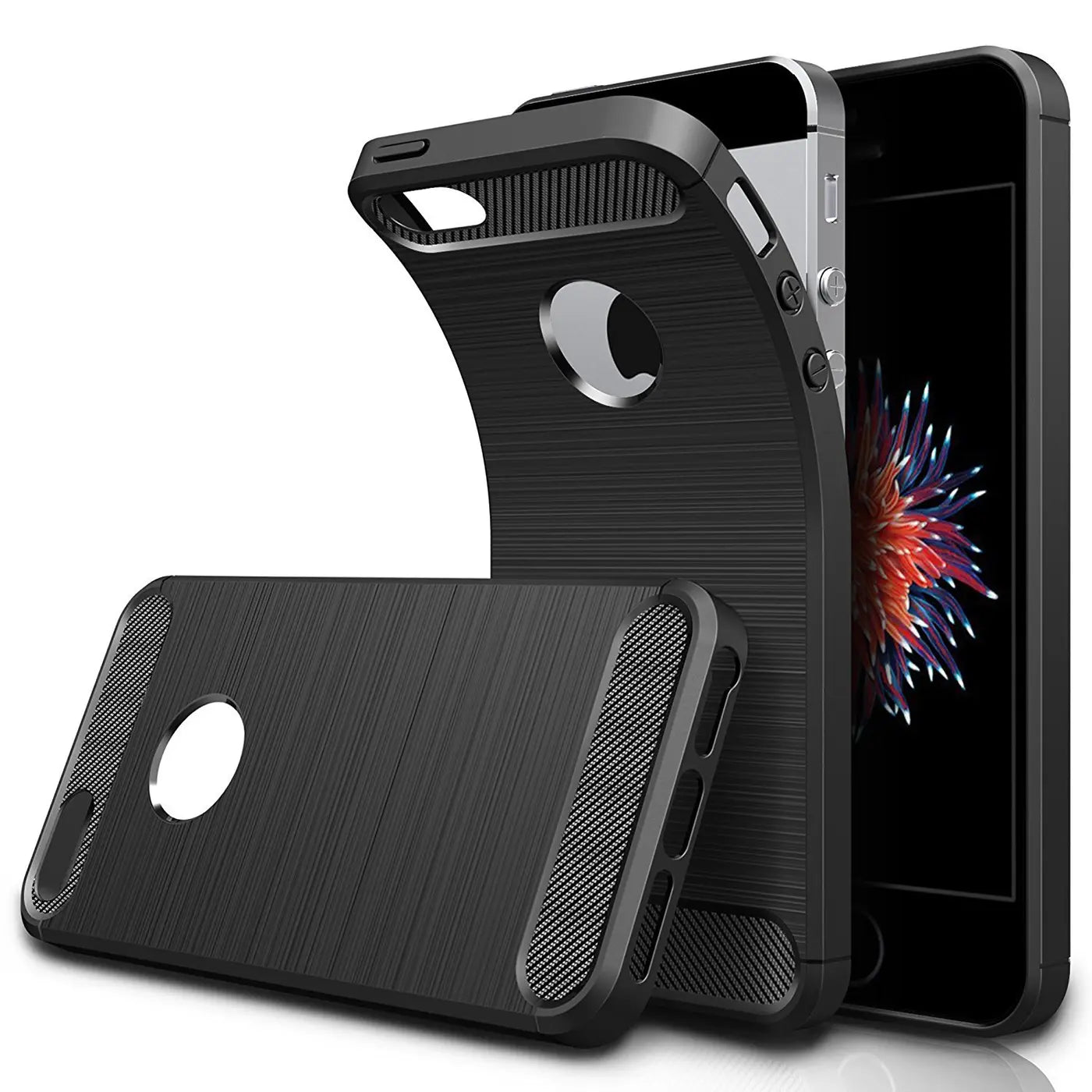 Schwarze Carbon-Hülle mit gebürsteter Textur, schräg von vorne, zeigt iPhone 5/5S/SE.