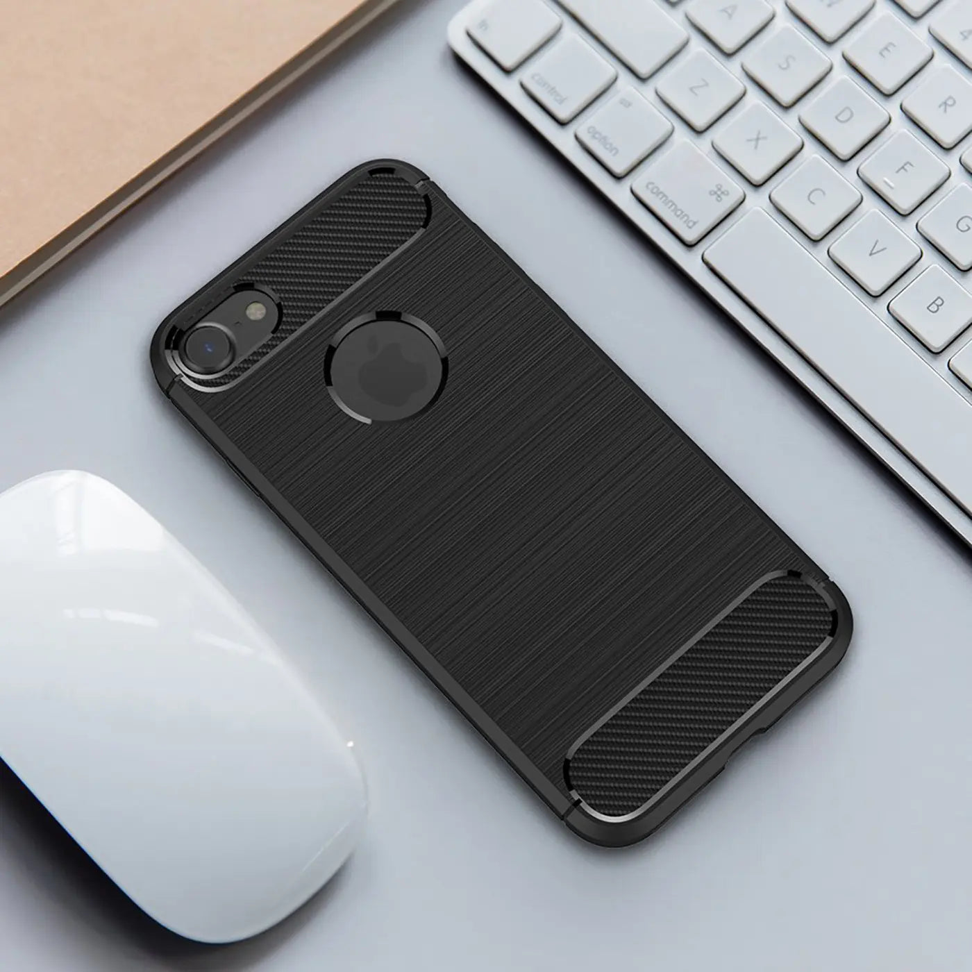 Schwarze Carbon-Hülle für iPhone 7/8/SE, von oben schräg fotografiert.