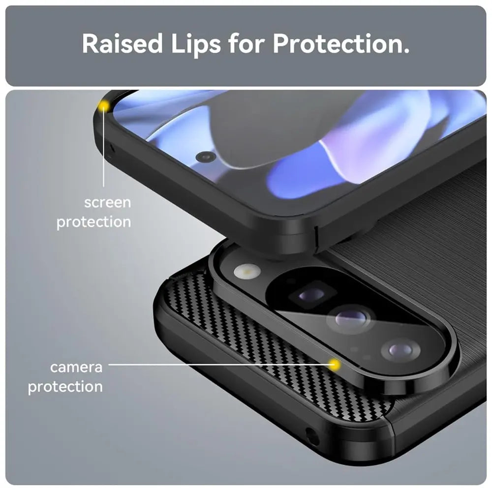 Schwarze Carbon-Hülle für Google Pixel 10 Pro XL, schräg von oben. Erhöhte Ränder schützen Display und Kamera.