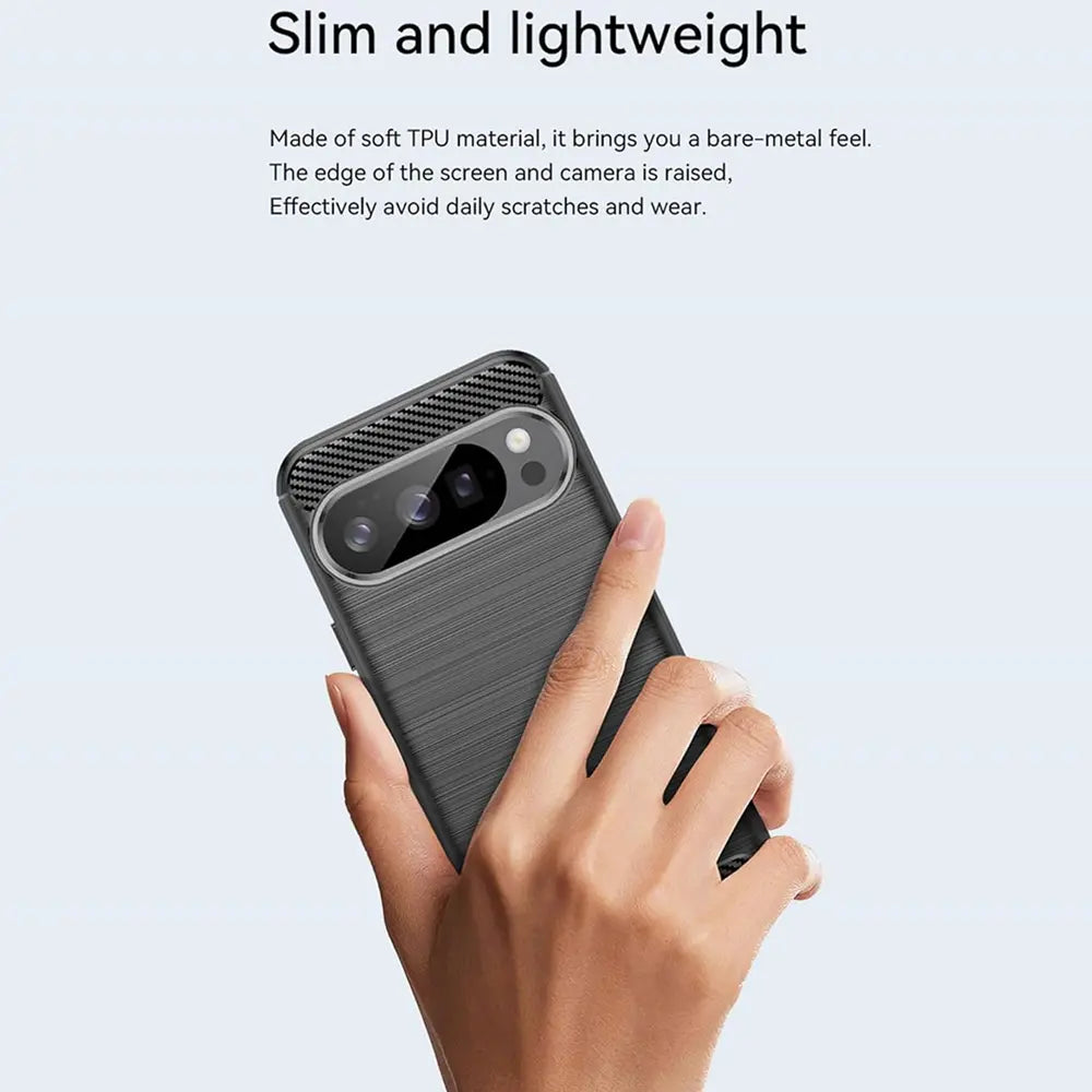 Hand hält Google Pixel 10 Pro mit schwarzer Carbon-Hülle, Rückseite mit gebürsteter Textur, Kamera-Ausschnitt sichtbar.