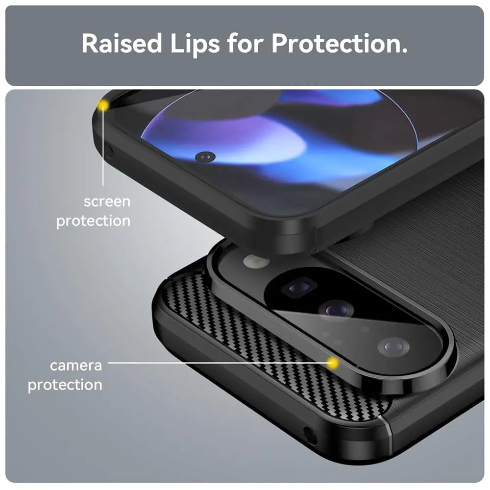 Schwarze Carbon-Hülle für Google Pixel 10, schräg von oben. Erhöhte Ränder schützen Display und Kamera.