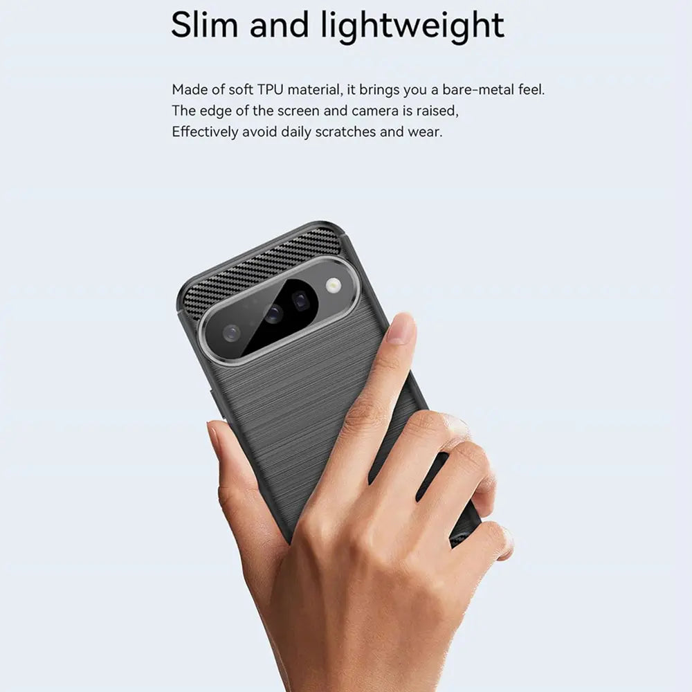 Hand hält ein Google Pixel 10 mit schwarzer Carbon-Hülle, Rückseite mit gebürsteter Textur, Kameraausschnitt sichtbar.