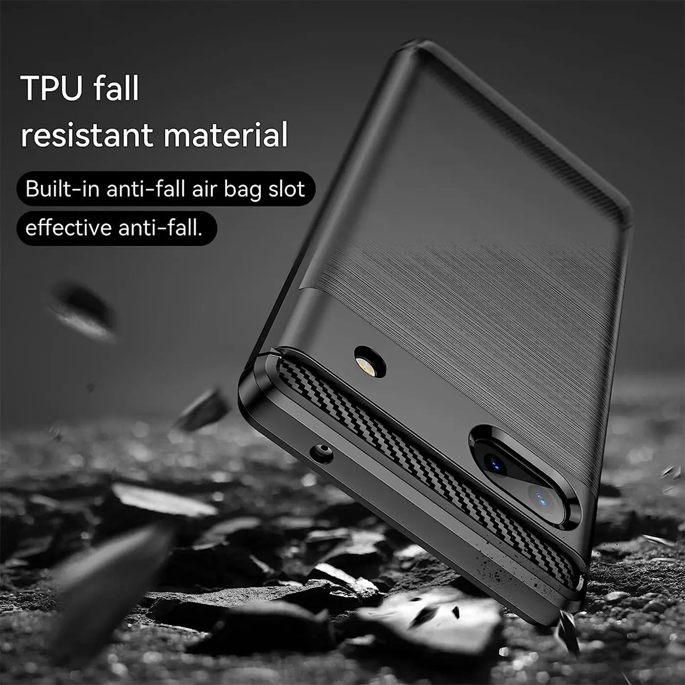Schwarze Carbon-Optik TPU-Hülle für Google Pixel 6a, schräg von hinten auf dunklem, steinigen Untergrund.