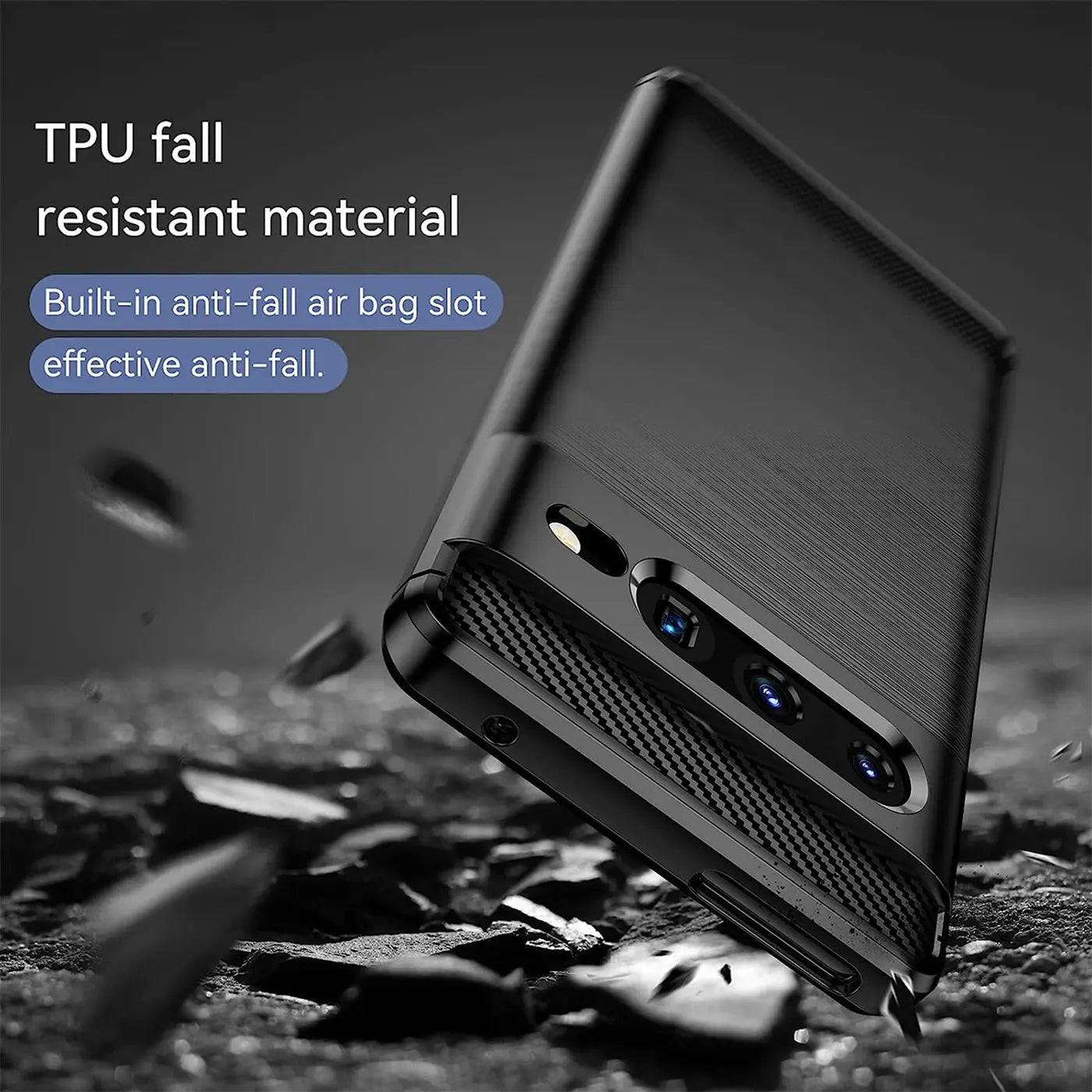 Schwarze Carbon-Hülle für Google Pixel 7 Pro, schräg von oben, auf dunklem, steinigen Untergrund liegend.