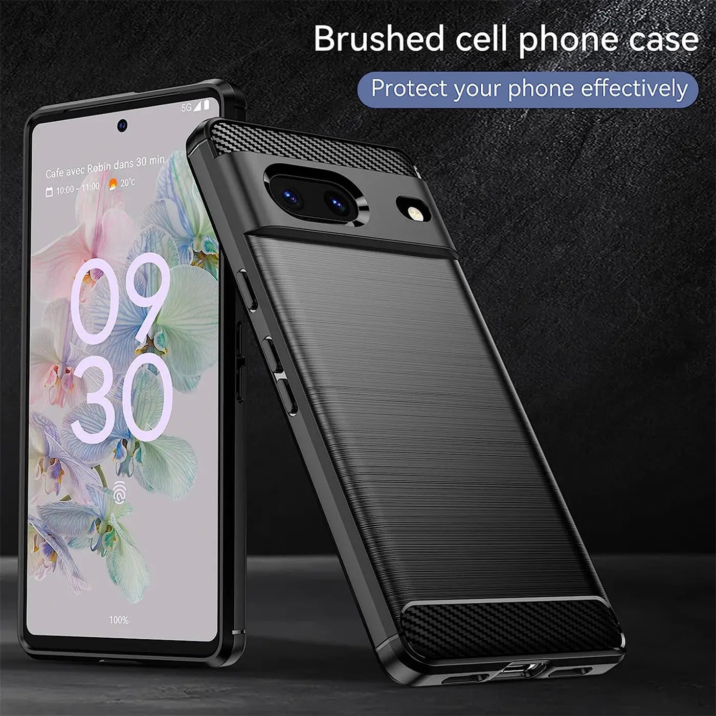 Schwarze Carbon-Hülle für Google Pixel 7, stoßfest, mit gebürsteter Metalloptik, schräg von hinten rechts.