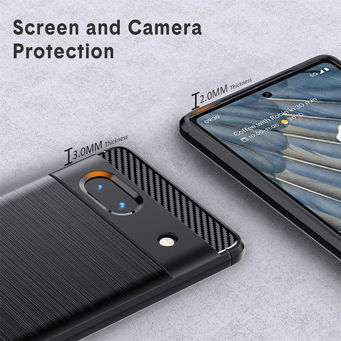 Schwarze Carbon-Hülle für Google Pixel 7a, Rückseite mit gebürsteter Textur, Kamera und Display geschützt.