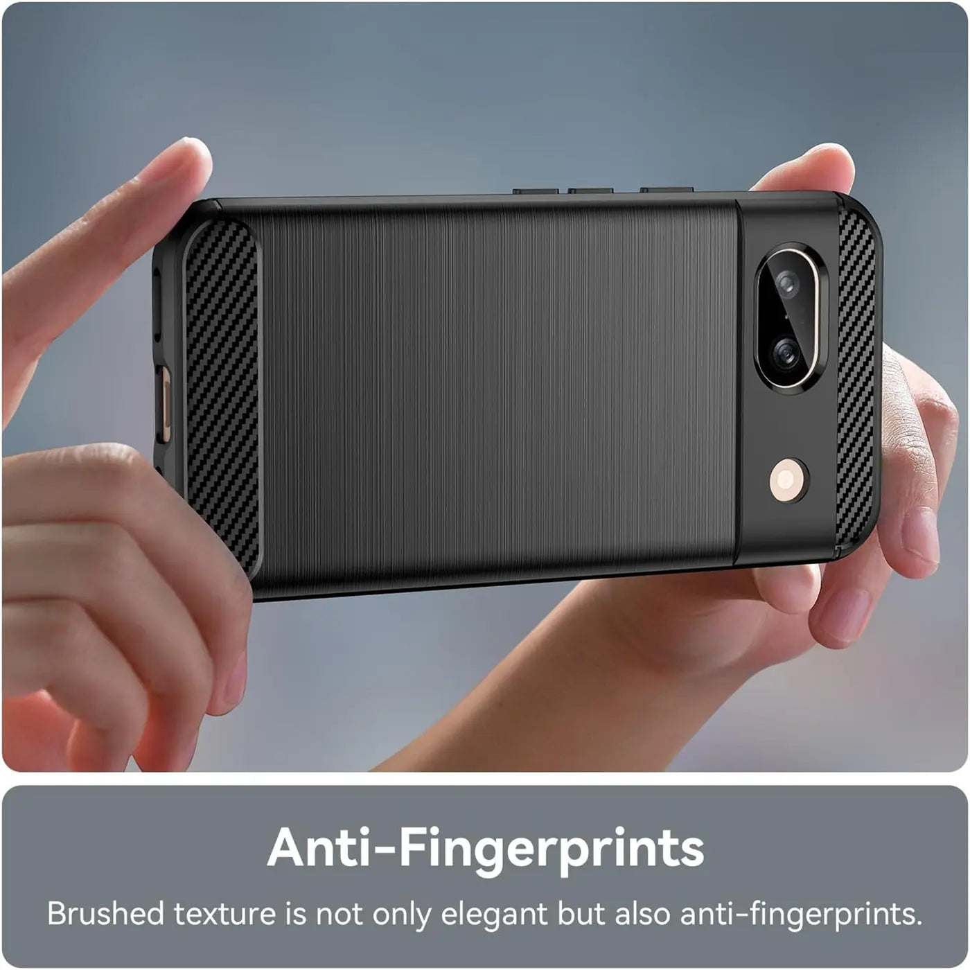 Zwei Hände halten ein Google Pixel 8a in einer schwarzen Carbon-Hülle mit gebürsteter Textur, Rückansicht.