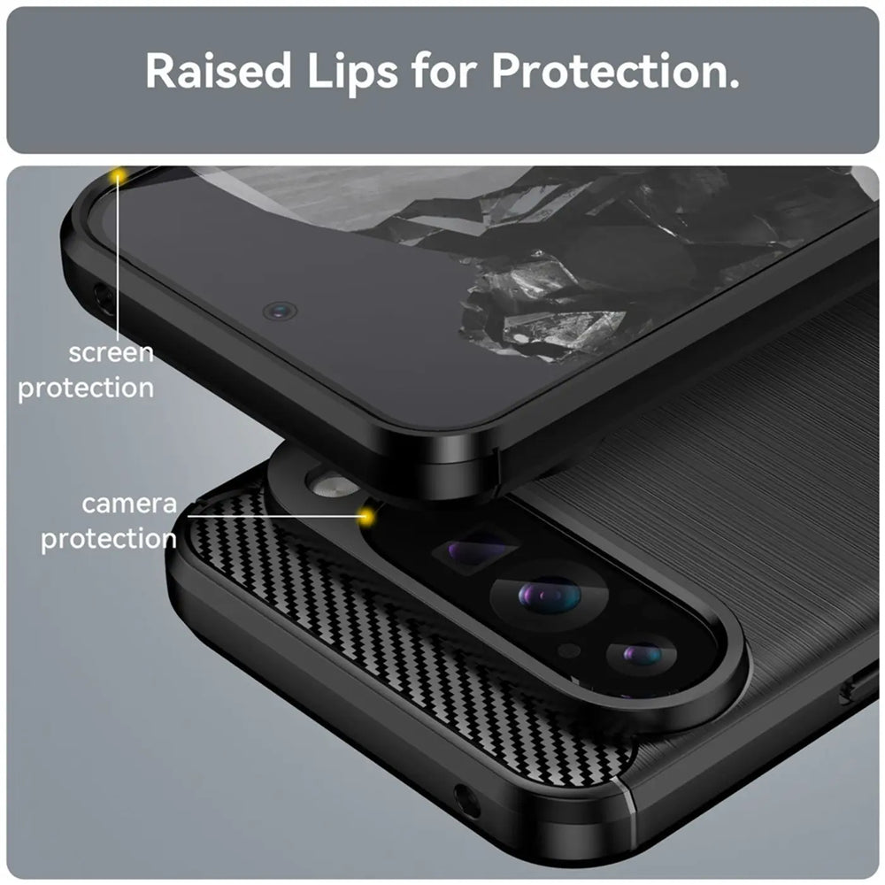 Schwarze Carbon-Hülle für Google Pixel 9 Pro XL, schräg von oben. Erhöhte Ränder schützen Display und Kamera.