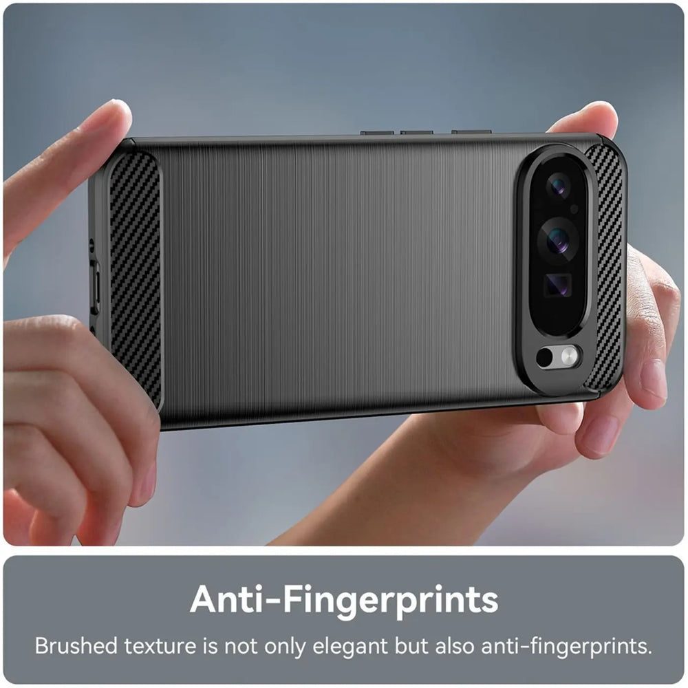 Zwei Hände halten ein Google Pixel 9 Pro XL in einer dunkelgrauen Carbon-Hülle mit gebürsteter Textur, Rückansicht.