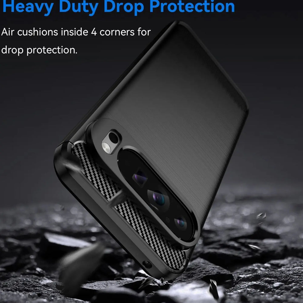 Schwarze Carbon-Hülle für Google Pixel 9 Pro XL, schräg von hinten auf dunklem Untergrund, zeigt Kameraausschnitt.