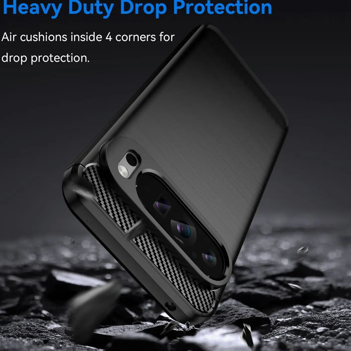 Schwarze Carbon-Hülle für Google Pixel 9 Pro XL, schräg von hinten auf dunklem Untergrund, zeigt Kameraausschnitt.