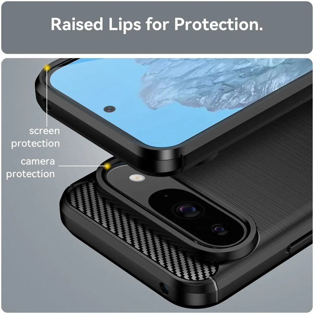 Nahaufnahme eines schwarzen Google Pixel 9 in Carbon-Hülle, schräg von oben. Erhöhte Ränder schützen Display und Kamera.