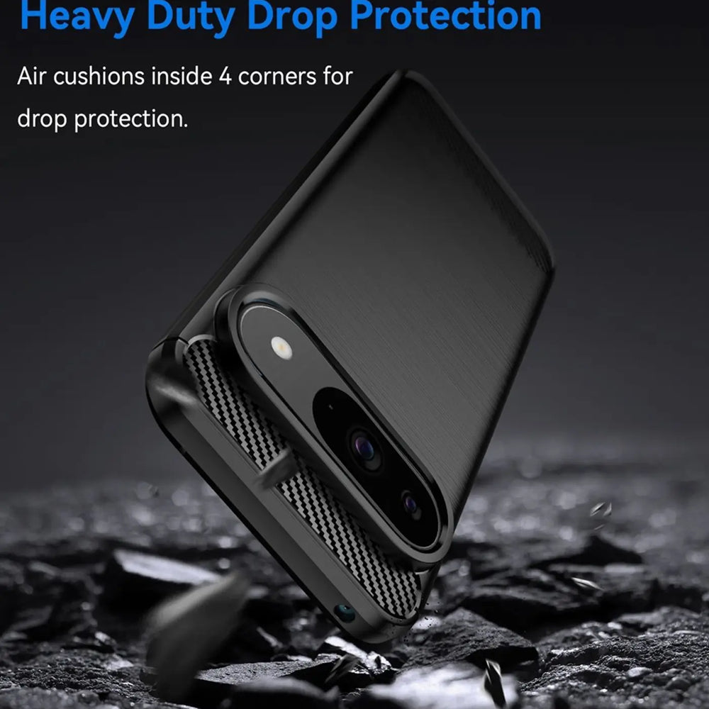 Schwarze Carbon-Hülle für Google Pixel 9, schräg von hinten auf steinigem Untergrund, zeigt stoßfeste Ecken.