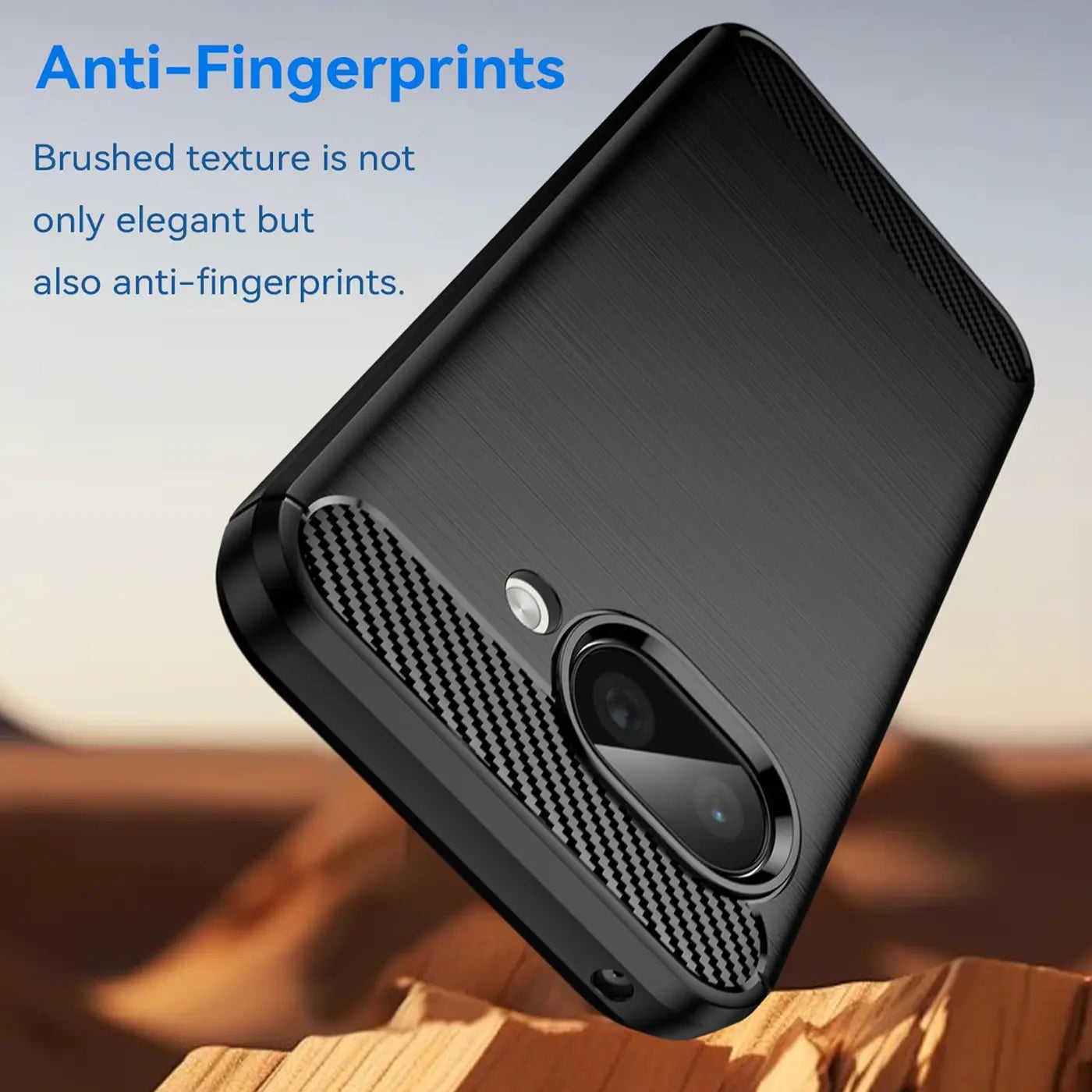 Schwarze Carbon-Hülle für Google Pixel 9a, schräg von hinten gezeigt, mit gebürsteter Textur und Kamerabereich.