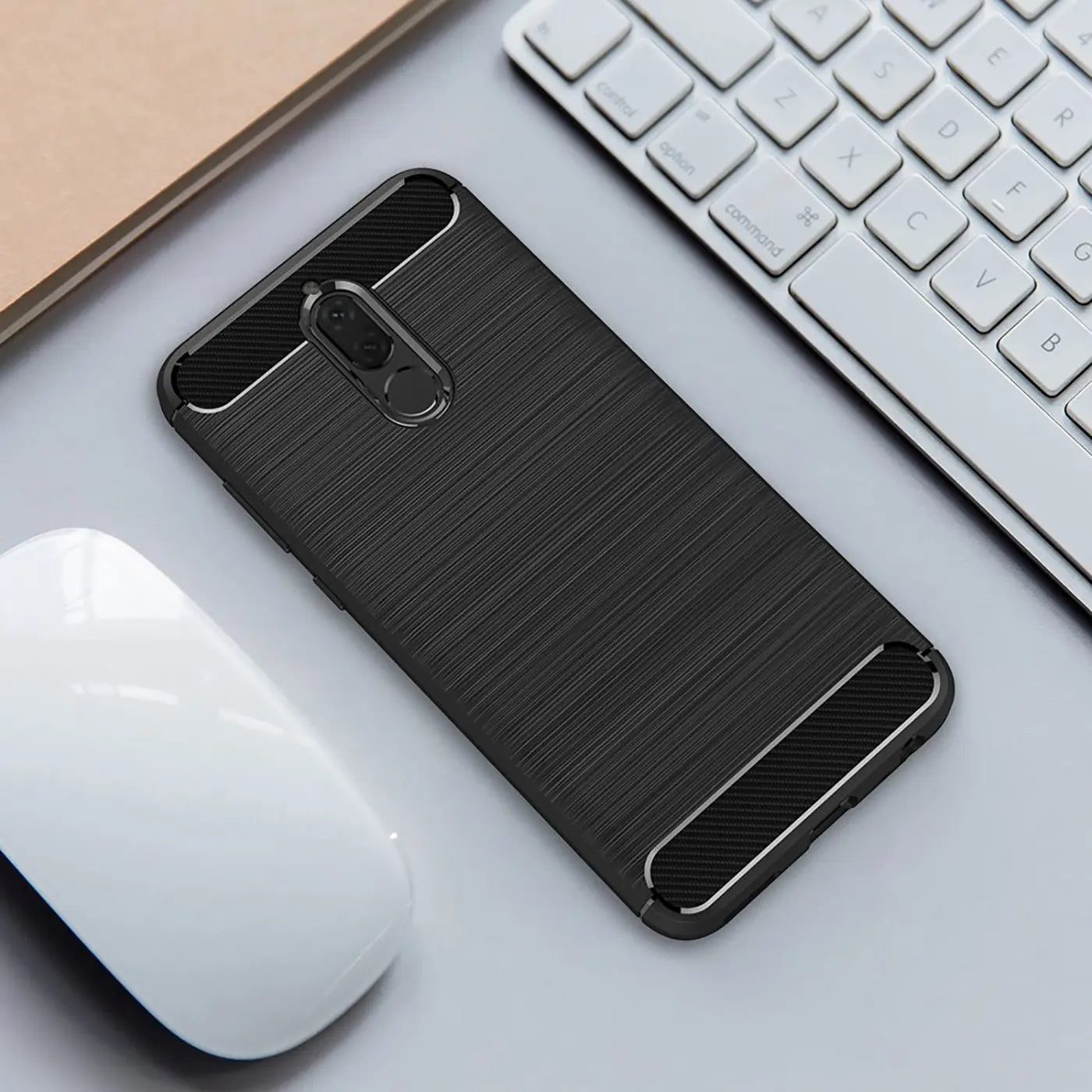 Schwarze Carbon Hülle für Huawei Mate 10 Lite, von oben, mit Tastatur und Maus